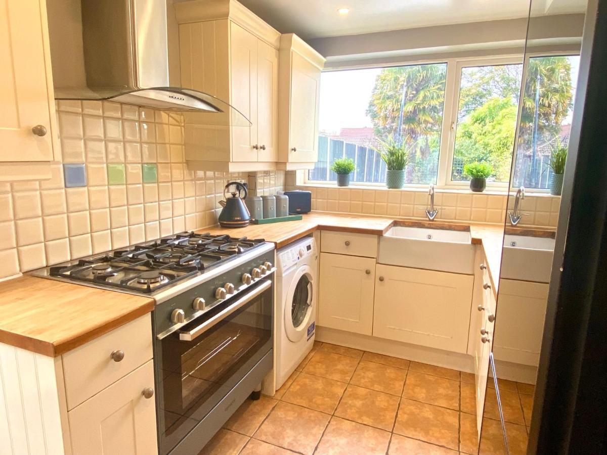 Great 4 Bedroom House - Great Location - Garden - Parking - Fast Wifi - Smart Tv - Newly Decorated - Sleeps Up To 8! Only 10 Mins Drive To Sandbanks Beach! Close To Poole & Bournemouth Exterior foto