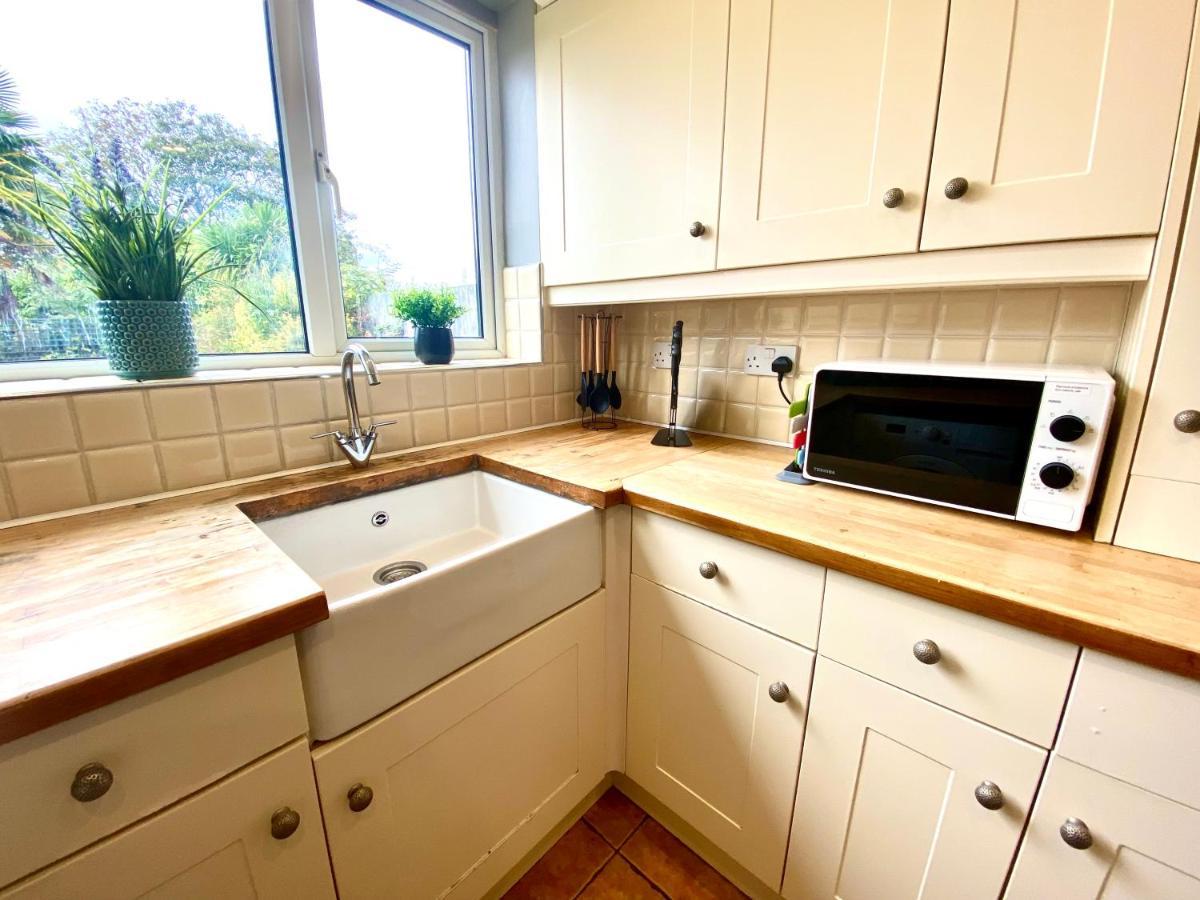 Great 4 Bedroom House - Great Location - Garden - Parking - Fast Wifi - Smart Tv - Newly Decorated - Sleeps Up To 8! Only 10 Mins Drive To Sandbanks Beach! Close To Poole & Bournemouth Exterior foto