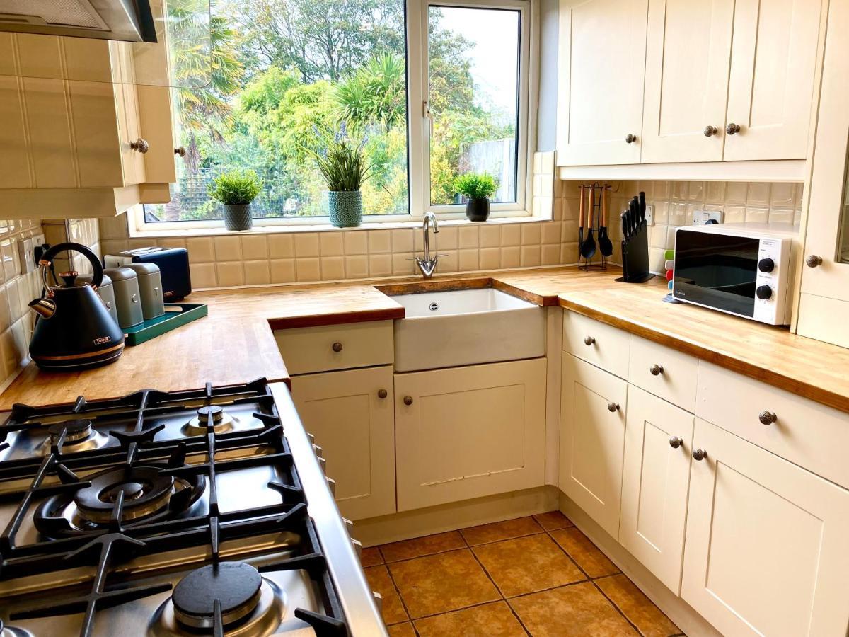 Great 4 Bedroom House - Great Location - Garden - Parking - Fast Wifi - Smart Tv - Newly Decorated - Sleeps Up To 8! Only 10 Mins Drive To Sandbanks Beach! Close To Poole & Bournemouth Exterior foto