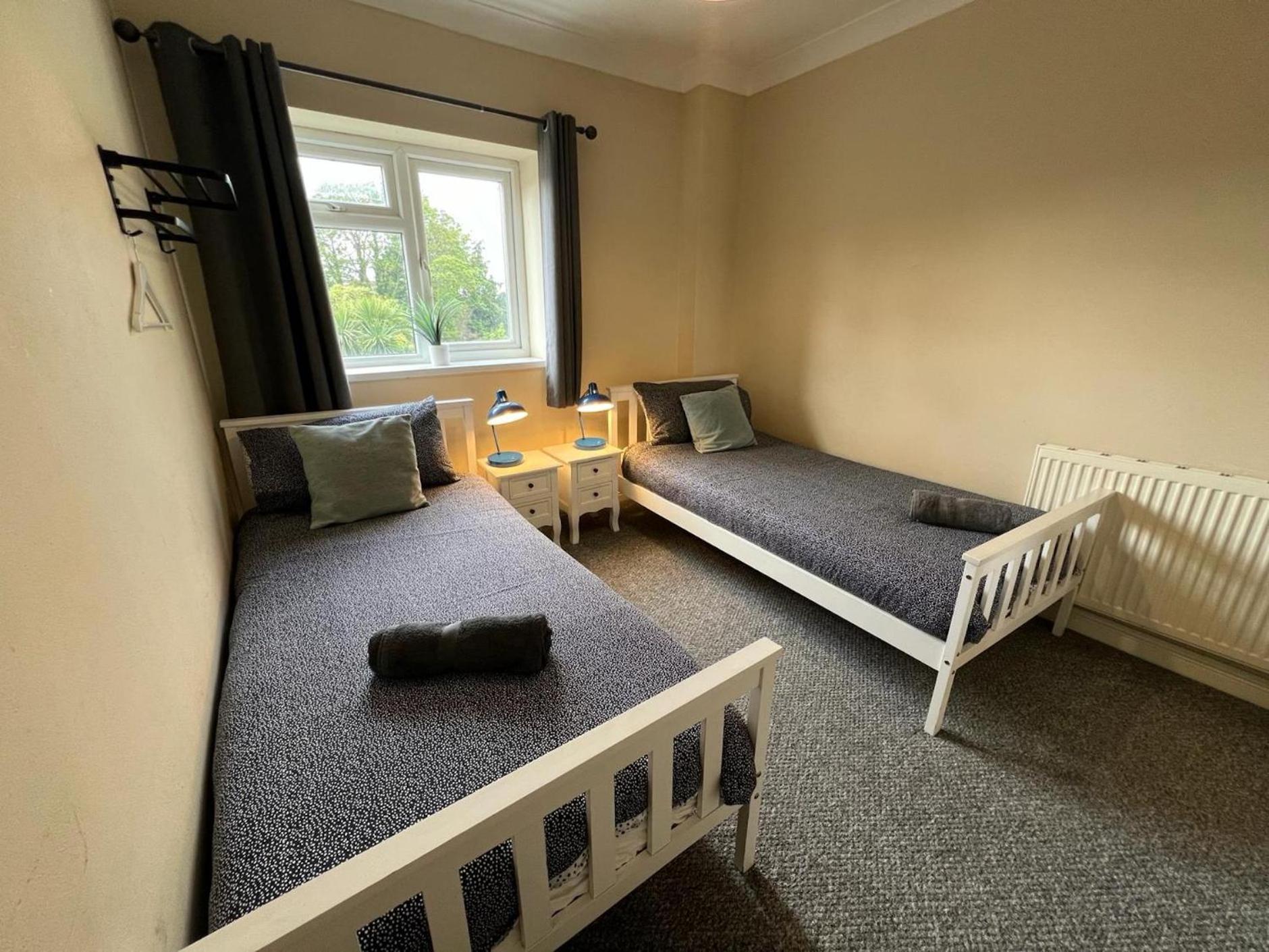 Great 4 Bedroom House - Great Location - Garden - Parking - Fast Wifi - Smart Tv - Newly Decorated - Sleeps Up To 8! Only 10 Mins Drive To Sandbanks Beach! Close To Poole & Bournemouth Exterior foto