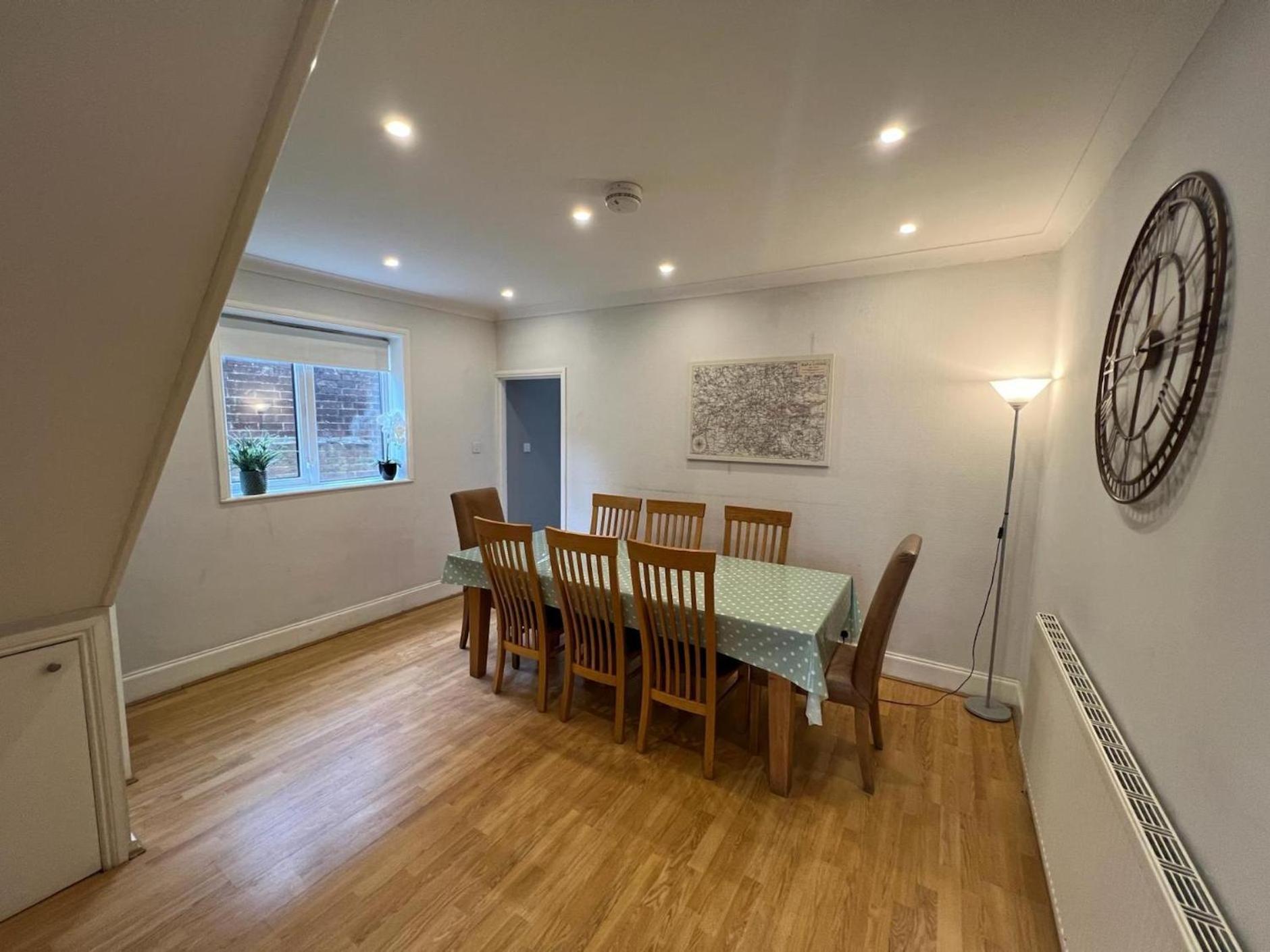 Great 4 Bedroom House - Great Location - Garden - Parking - Fast Wifi - Smart Tv - Newly Decorated - Sleeps Up To 8! Only 10 Mins Drive To Sandbanks Beach! Close To Poole & Bournemouth Exterior foto