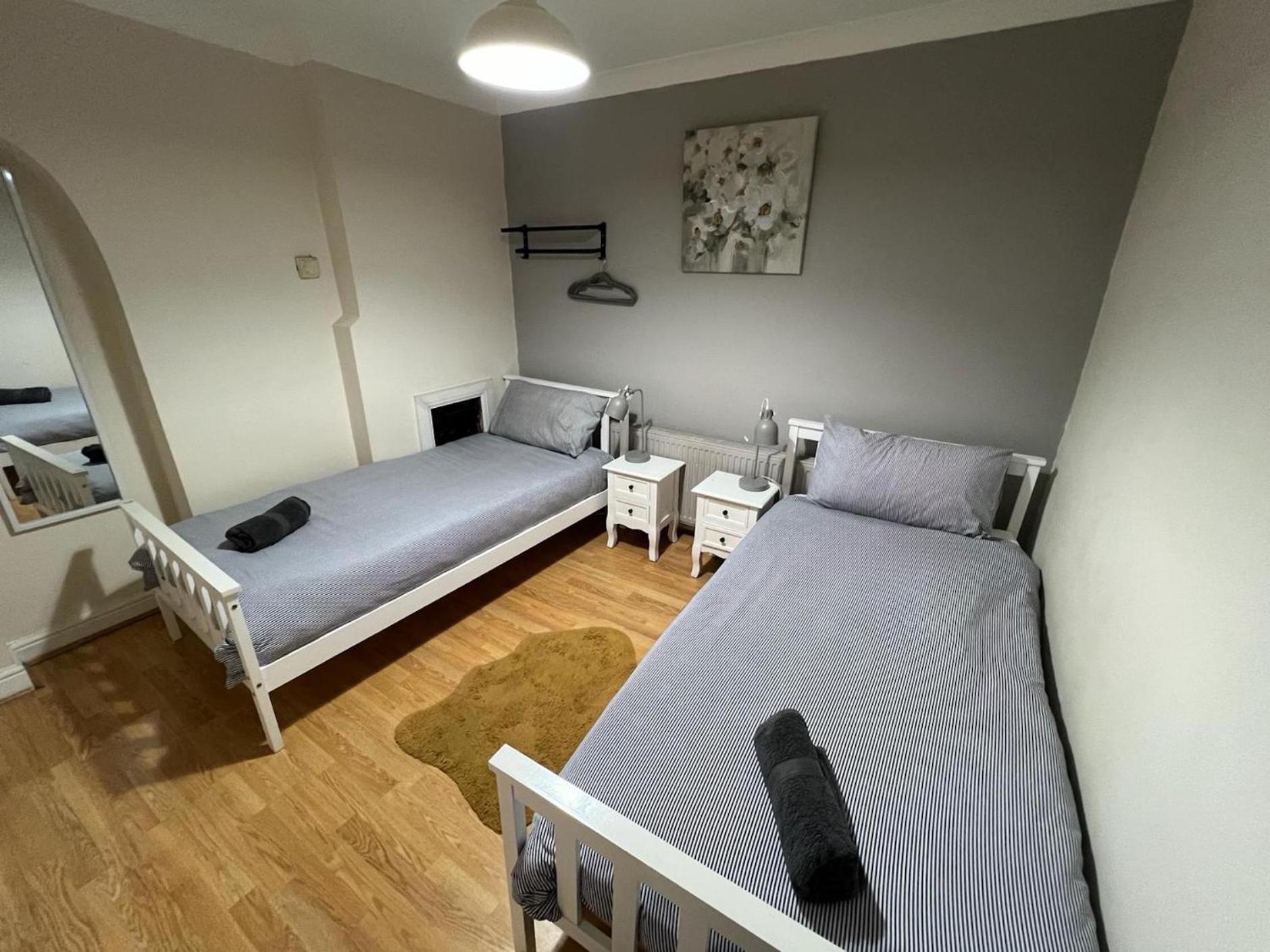 Great 4 Bedroom House - Great Location - Garden - Parking - Fast Wifi - Smart Tv - Newly Decorated - Sleeps Up To 8! Only 10 Mins Drive To Sandbanks Beach! Close To Poole & Bournemouth Exterior foto