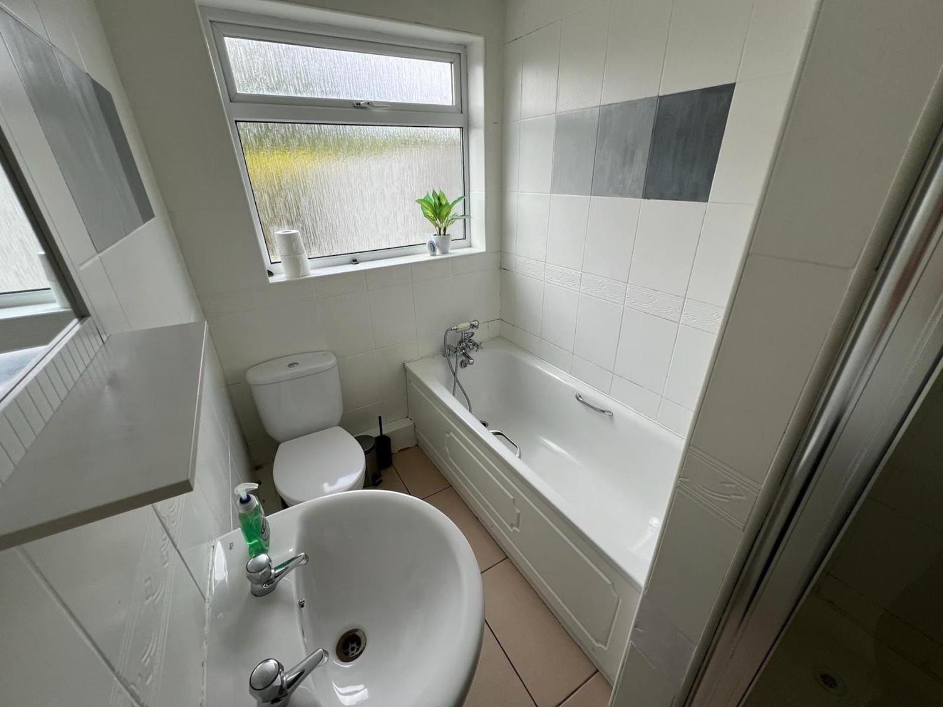 Great 4 Bedroom House - Great Location - Garden - Parking - Fast Wifi - Smart Tv - Newly Decorated - Sleeps Up To 8! Only 10 Mins Drive To Sandbanks Beach! Close To Poole & Bournemouth Exterior foto