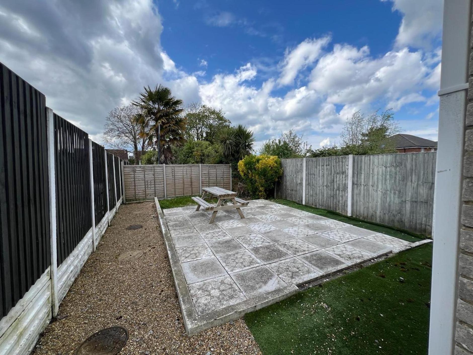 Great 4 Bedroom House - Great Location - Garden - Parking - Fast Wifi - Smart Tv - Newly Decorated - Sleeps Up To 8! Only 10 Mins Drive To Sandbanks Beach! Close To Poole & Bournemouth Exterior foto