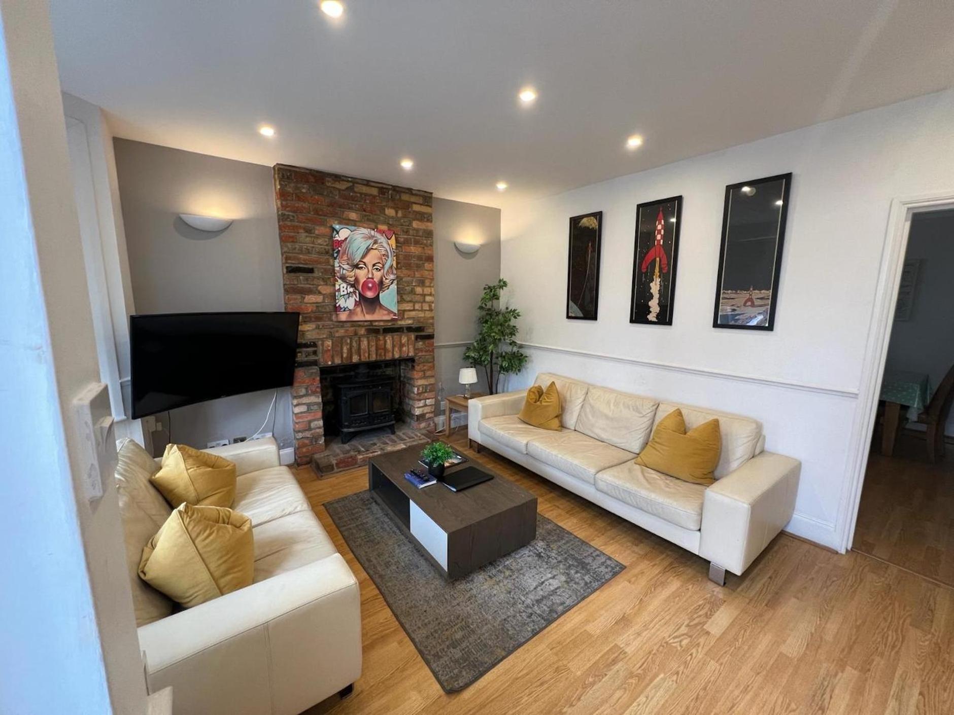 Great 4 Bedroom House - Great Location - Garden - Parking - Fast Wifi - Smart Tv - Newly Decorated - Sleeps Up To 8! Only 10 Mins Drive To Sandbanks Beach! Close To Poole & Bournemouth Exterior foto