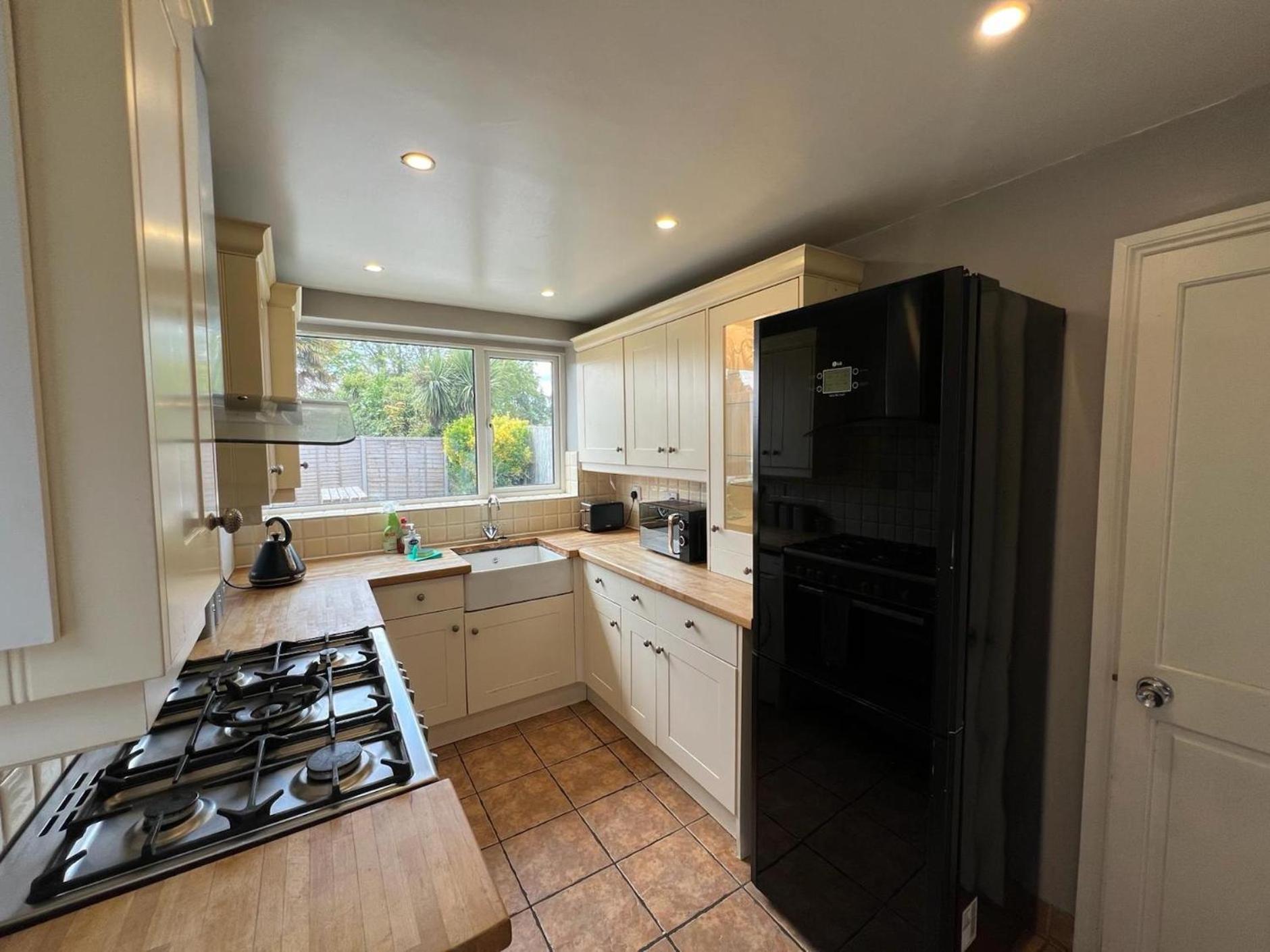 Great 4 Bedroom House - Great Location - Garden - Parking - Fast Wifi - Smart Tv - Newly Decorated - Sleeps Up To 8! Only 10 Mins Drive To Sandbanks Beach! Close To Poole & Bournemouth Exterior foto